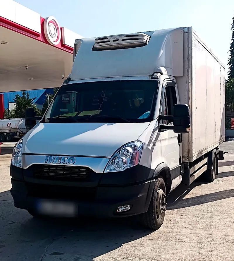 Kasasının üstünde soğutma ünitesi olan frigorifik kamyonumuz